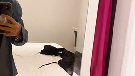Marcela batendo siririca na frente do espelho em um quarto de hotel