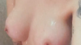 Melissa Lisboa tomando banho e se masturbando no chuveiro