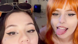 Jenniezinha beijando e acariciando a Kinechan em um porno lésbico amador