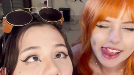 Jenniezinha beijando e acariciando a Kinechan em um porno lésbico amador