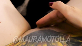 Maura Motolla nua exibindo sua tatuagem na buceta enquanto se masturba