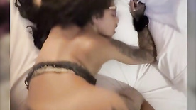 Valentina Naomi safada dando a pepeca de quatro no sexo ocm o pauzudo