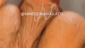 Vanessinha Vailatti esfregando a bucetinha gostosa na masturbação vaginal