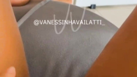 Vanessinha Vailatti esfregando a bucetinha gostosa na masturbação vaginal