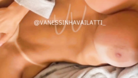 Vanessinha Vailatti esfregando a bucetinha gostosa na masturbação vaginal