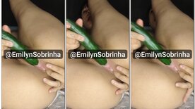 Emilyn Sobrinha socando um pepino na buceta