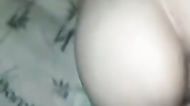 Arrombando por trás o cu gostoso da novinha no vídeo caseiro de sexo