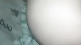 Arrombando por trás o cu gostoso da novinha no vídeo caseiro de sexo