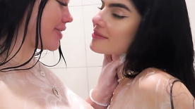 Thaissafit beijando a amiga pelada no banheiro em sexo lésbico