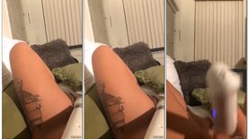 Safada se masturbando com seu vibrador no sofá