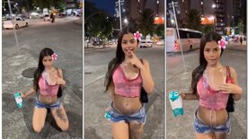 Mariah Kalili jogando leite e ficando molhada no meio da rua