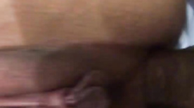 Vídeo de sexo anal com o safado comendo o cu da morena