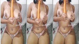 Gordinha mamando e alisando uma cenoura