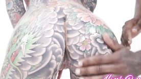 Peituda tatuada pelada gemendo de quatro no pênis com o dotado