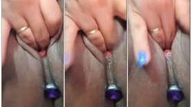 Casada masturbando a bucetona com plug no cu