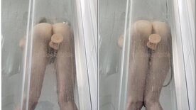 Cheeky Katie pelada masturbando a buceta molhada no banho