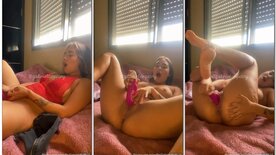 Gabriela Petry pelada masturbando a buceta com um consolo