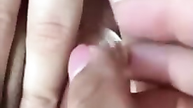 Lésbica metendo dedo na buceta da amiga