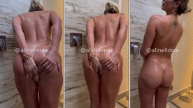 Aline Limas no banho peladinha lavando a buceta com bunda empinada