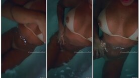 Monique Bertolini peladinha exibindo a marquinha no banho