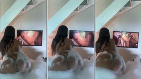 Valentina Ferraz olhando pornô com rabo empinado na banheira de espumas