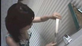 Japonesa gostosa sendo abusada dentro do banheiro