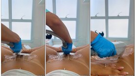 Amanda Souza depilando a buceta a laser e filmando o procedimento