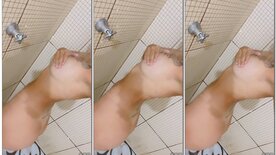 Lett Silveiro no banho mostrando a bunda toda molhada