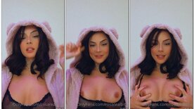 Camila Moura mostrando os peitos safada de pijama