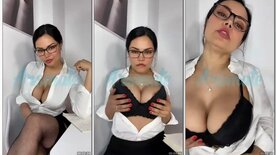 Sofia Silva a morena sensual, exibindo seu corpão vestida de secretaria putona