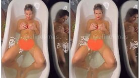 Pelada Aline Limas na banheira com peitão gostoso aparecendo