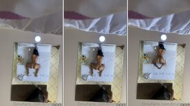 Peladinha Bruna Iork rebolando rabão nua de quatro na cama no espelho