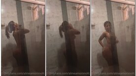 Aline Amorim nua tomando banho de chuveiro delicioso