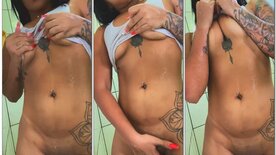 Erika Souza peladinha exibindo a buceta molhada no banho