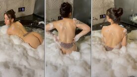 Exibida Alexia Loren nua empinado o bundão gostoso na banheira de espumas