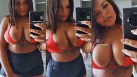 Negona Peituda Jasminny mostrando suas tetas deliciosas e seu corpo sexy