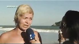 Mulher melão peladinha na praia de nudismo