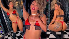 Ketney Karol com sua lingerie sensual dando uma rebolada no pole dance