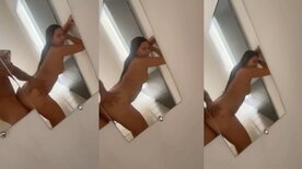 Sexo caseiro Thamyres Campos fodendo de pezinho com bunda empinada no espelho