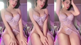 Usando uma Lingerie bem sexy a deliciosa Asianbunnyx mostra seu corpinho perfeito
