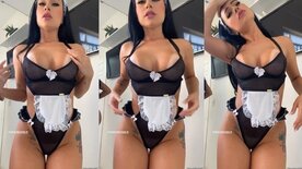 Carol Machado provocando com lingerie de empregada safada no onlyfans