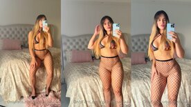 Ousada do onlyfans Gaby de Paula com meia calça sem calcinha no espelho