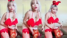 Com uma lingerie bem sexy e tesuda a Asianbunnyx se exibe toda gostosinha