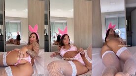 Karol Rosalin com lingerie de coelhinha safada exibindo o cuzinho e a buceta