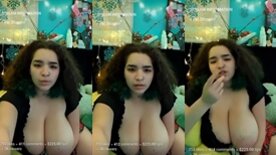 Dona de um belo par de peitos a gostosa Crystal Rox fica toda nua na live