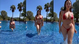 Deusa Demi Rose tomando banho de piscina com micro biquini