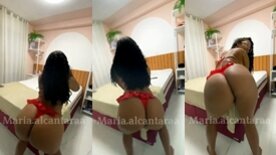 De lingerie e toda fogosa a putinha Maria Alcantara mostra a raba empinando a  bunda de quatro