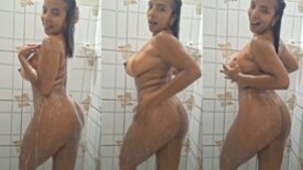 Morena rabuda deliciosa Francielly Tavares peladinha tomando banho cheia de tesão