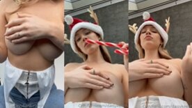 A loirinha Daisy Keech com um chapeuzinho de natal enquanto aperta seus lindos seios fartos