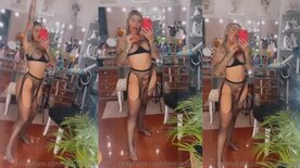 Deusa Cintia Cossio com lingerie safada chupando pinto de borracha